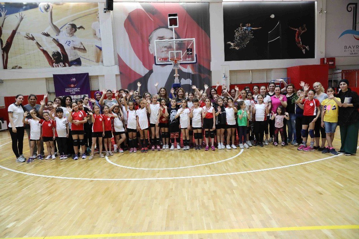 Filenin Minik Sultanları Anneleriyle Voleybol Oynadı