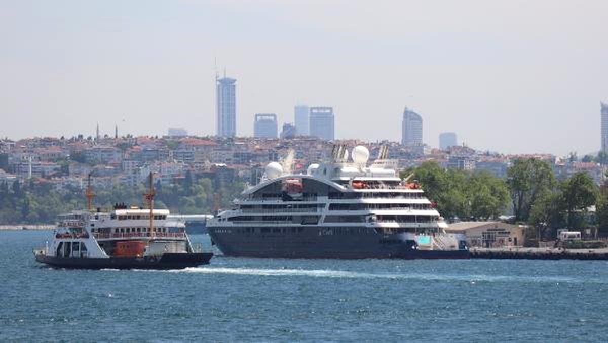 Fransız Gemisi Turistlerle İstanbul\'a Geldi