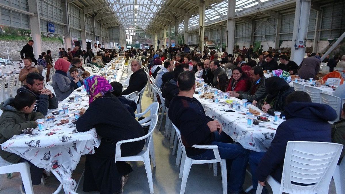 Gençler Bir Araya Gelip Bin Kişiye İftar Verdi