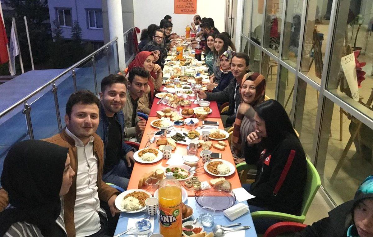 Gençler İftarda Buluştu
