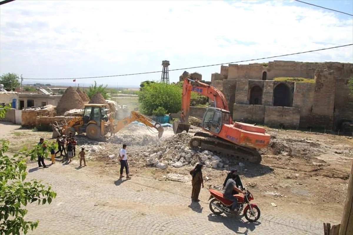 Harran\'da Tarihi Dokuya Zarar Veren Yapılar Yıkılıyor