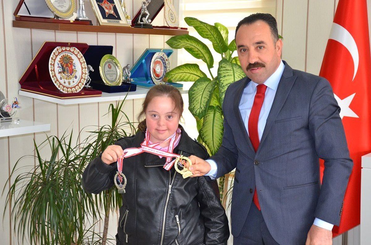 İki Büyük Derece ile Döndü