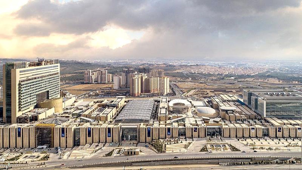 İran\'da Açılan Devasa Alışveriş Merkezi ve İçindeki Ultra Lüks Cami Tepkilere Neden Oldu