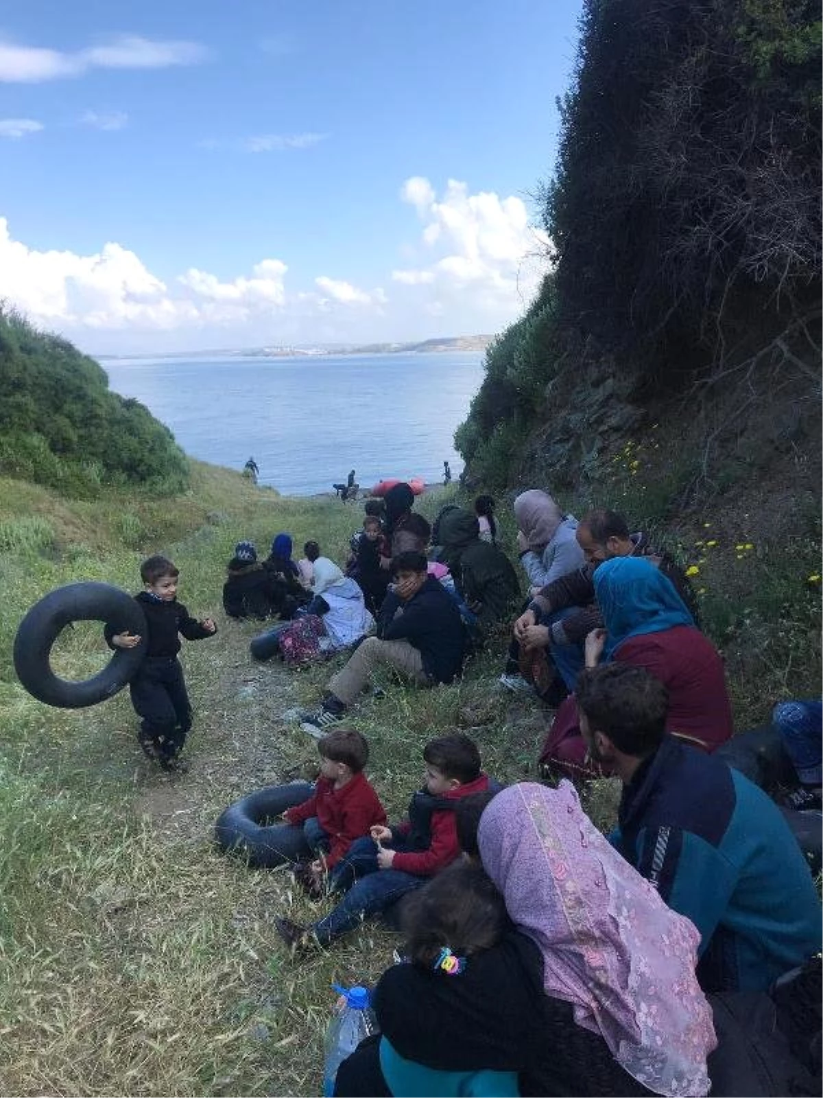 İzmir\'de 45 Kaçak Göçmen ve 6 Organizatör Yakalandı