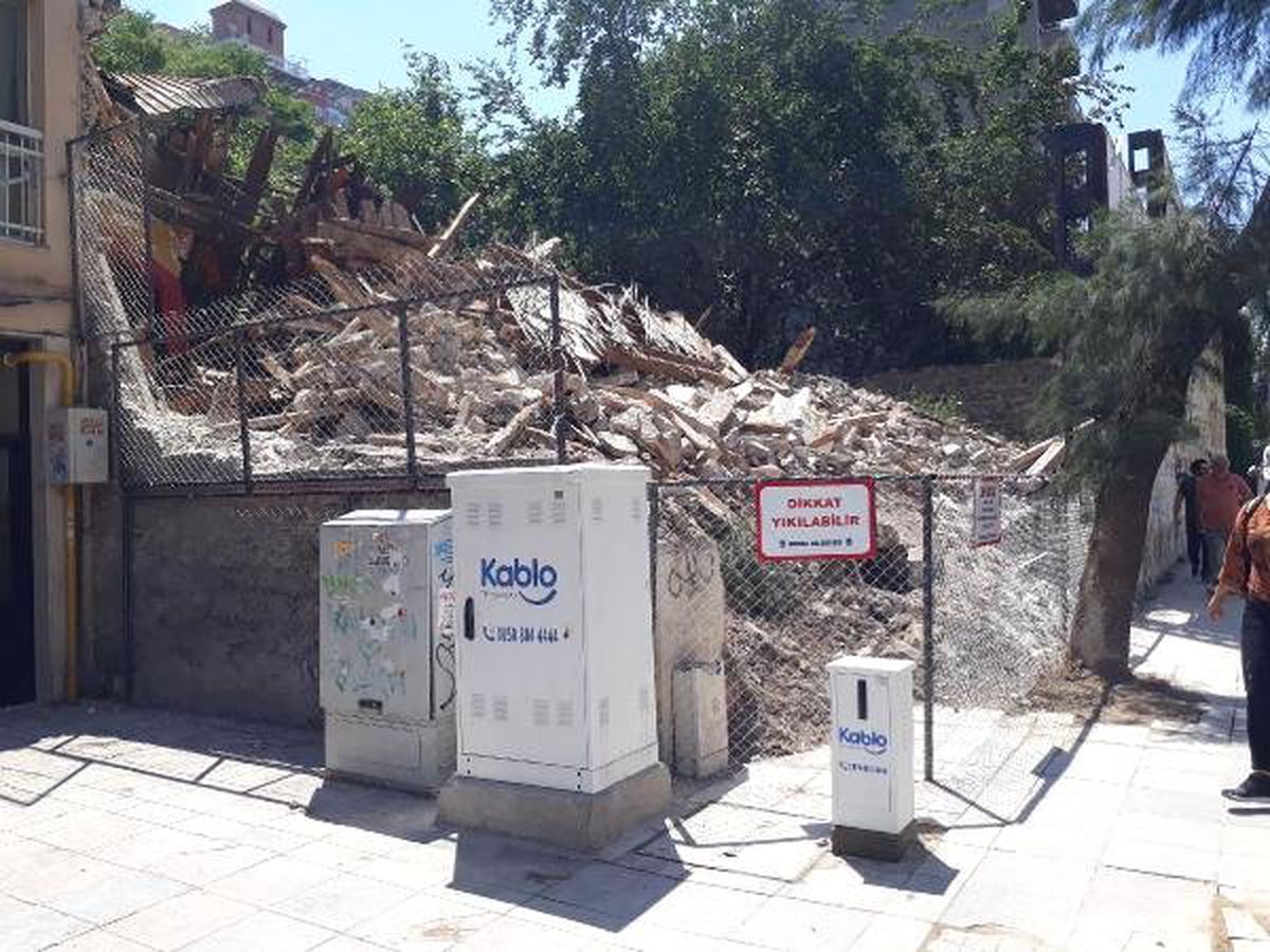 İzmir\'de Çöken Bina Çevresine Tel Örgü Çekildi