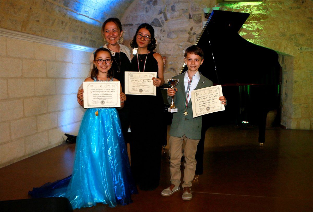 İzmirli Piyanistler İtalya\'da Birinci Oldu