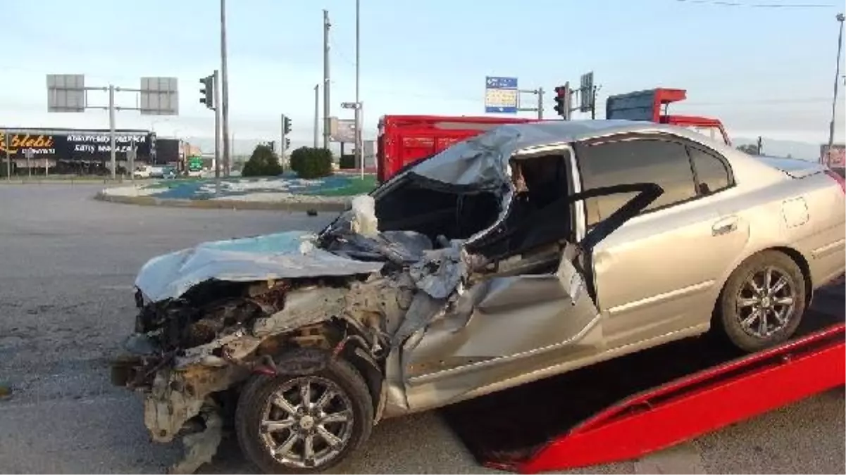 Kamyonete Çarpan Otomobildeki 2 Bekçi Yaralandı