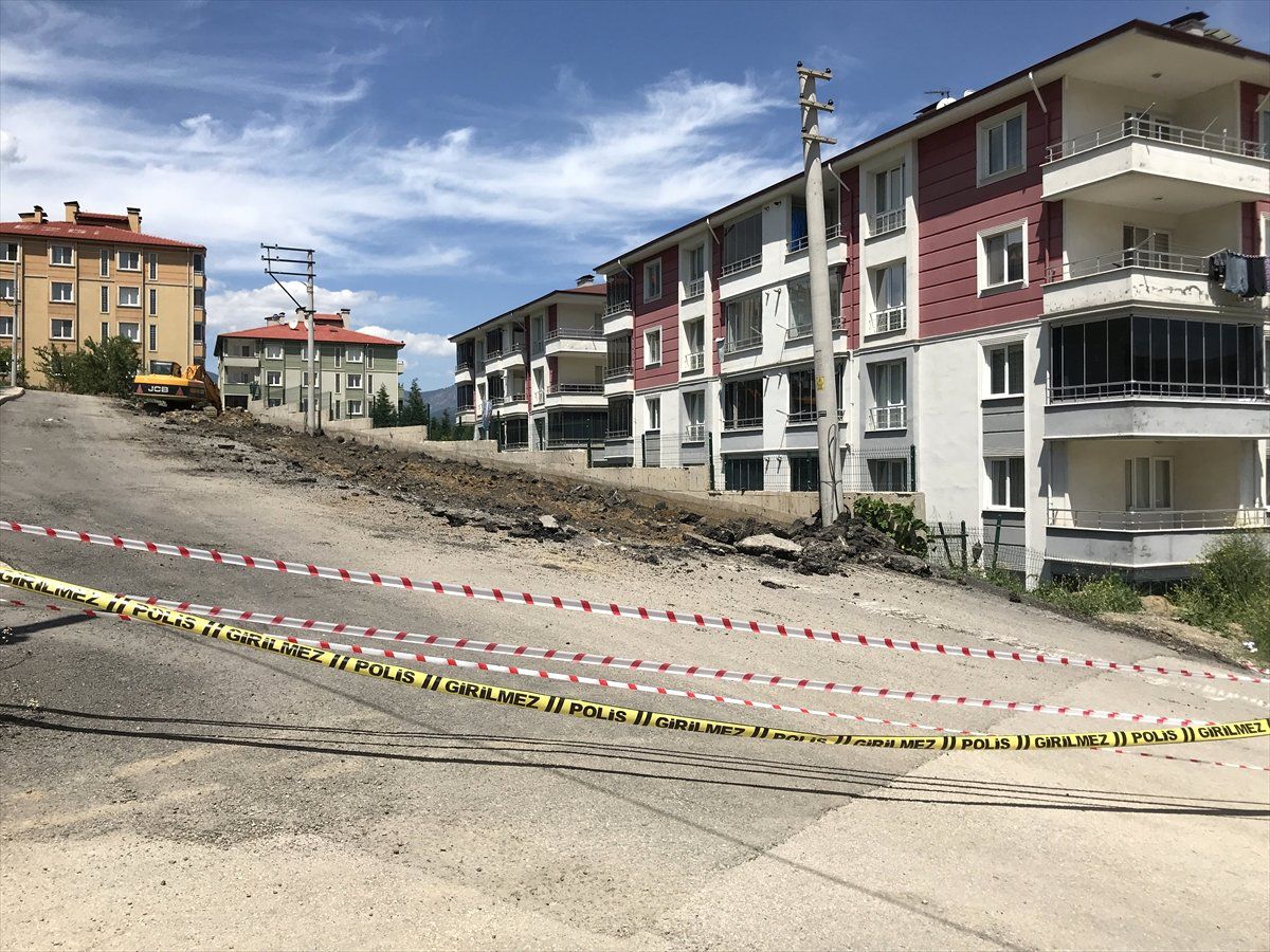 Karabük\'te Yolda Çatlaklar Oluştu
