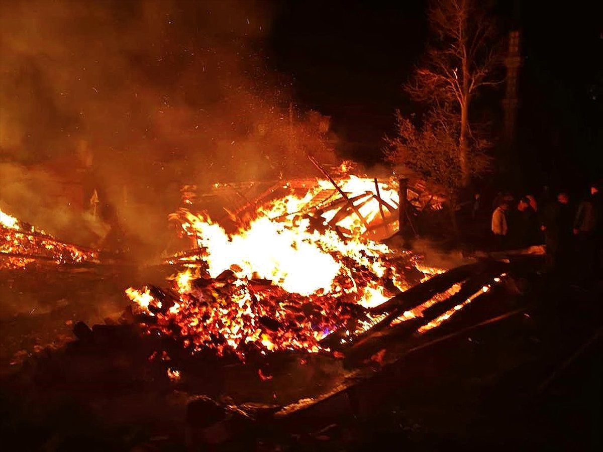 Köyde Çıkan Yangında 11 Ev Kullanılamaz Hale Geldi
