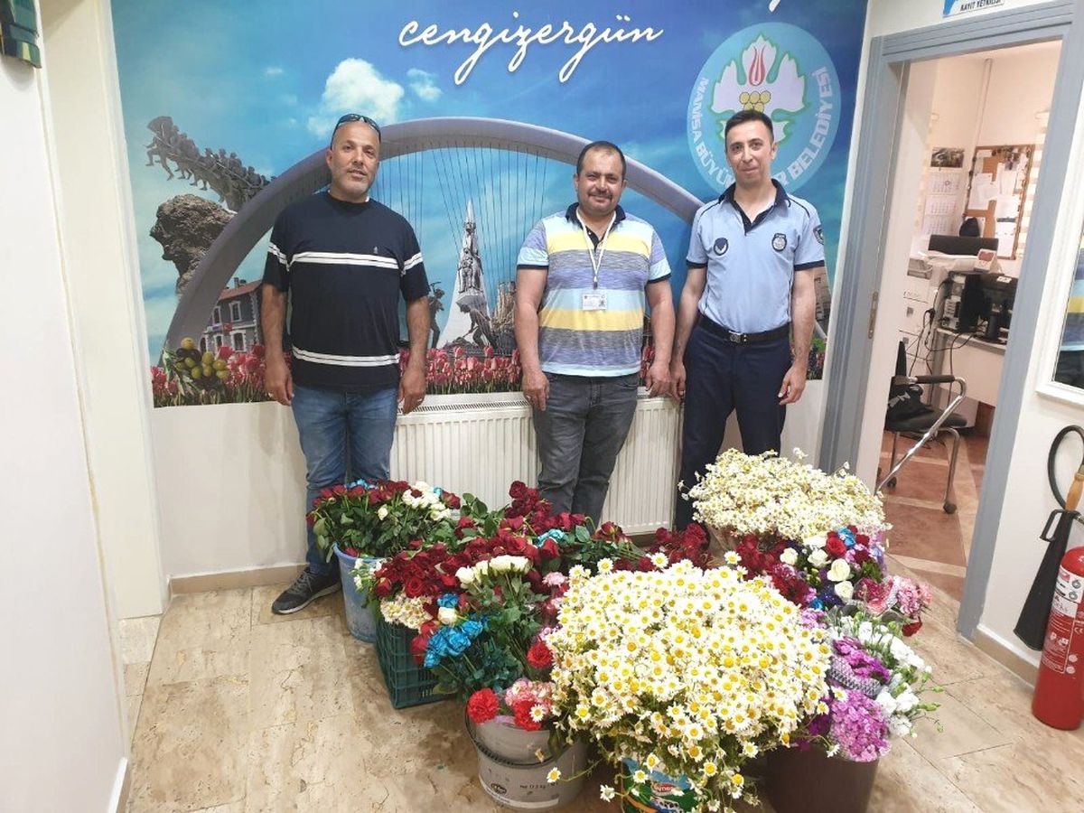 Manisa\'da Seyyar Çiçekçilere Göz Açtırmadılar