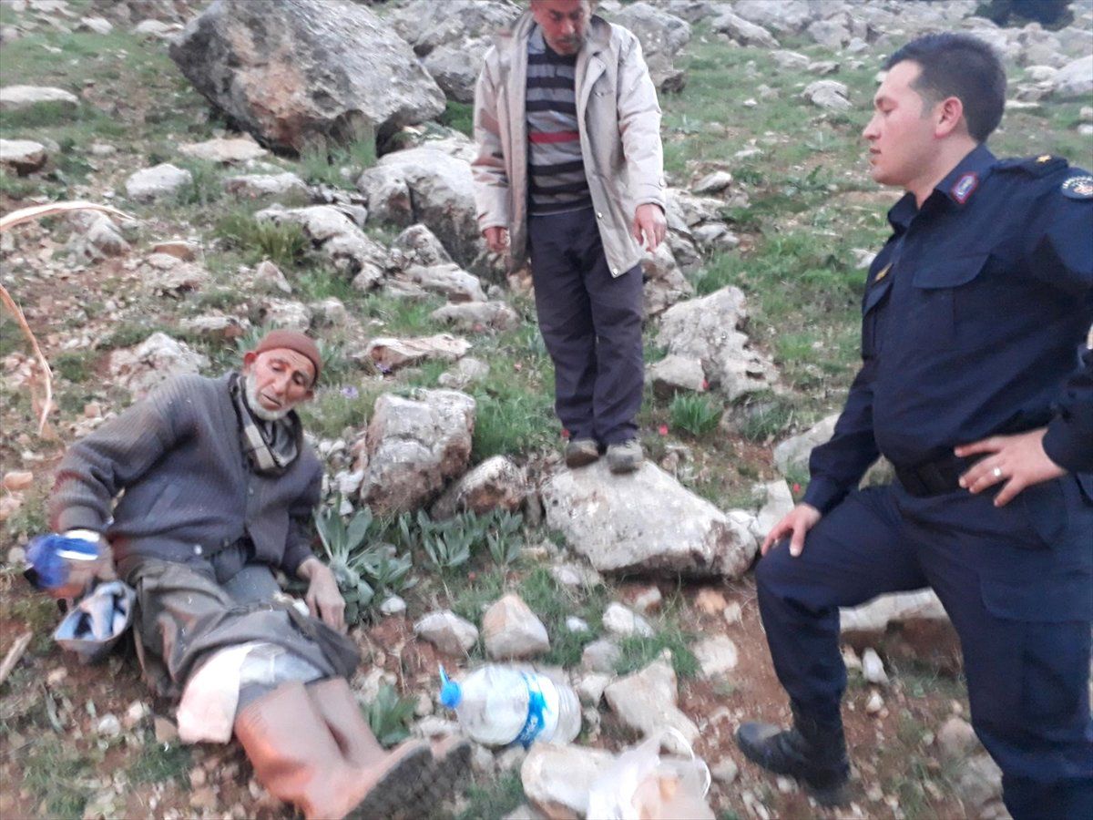 Mantar Toplarken Kayalıktan Düşen Yaşlı Adam Kurtarıldı