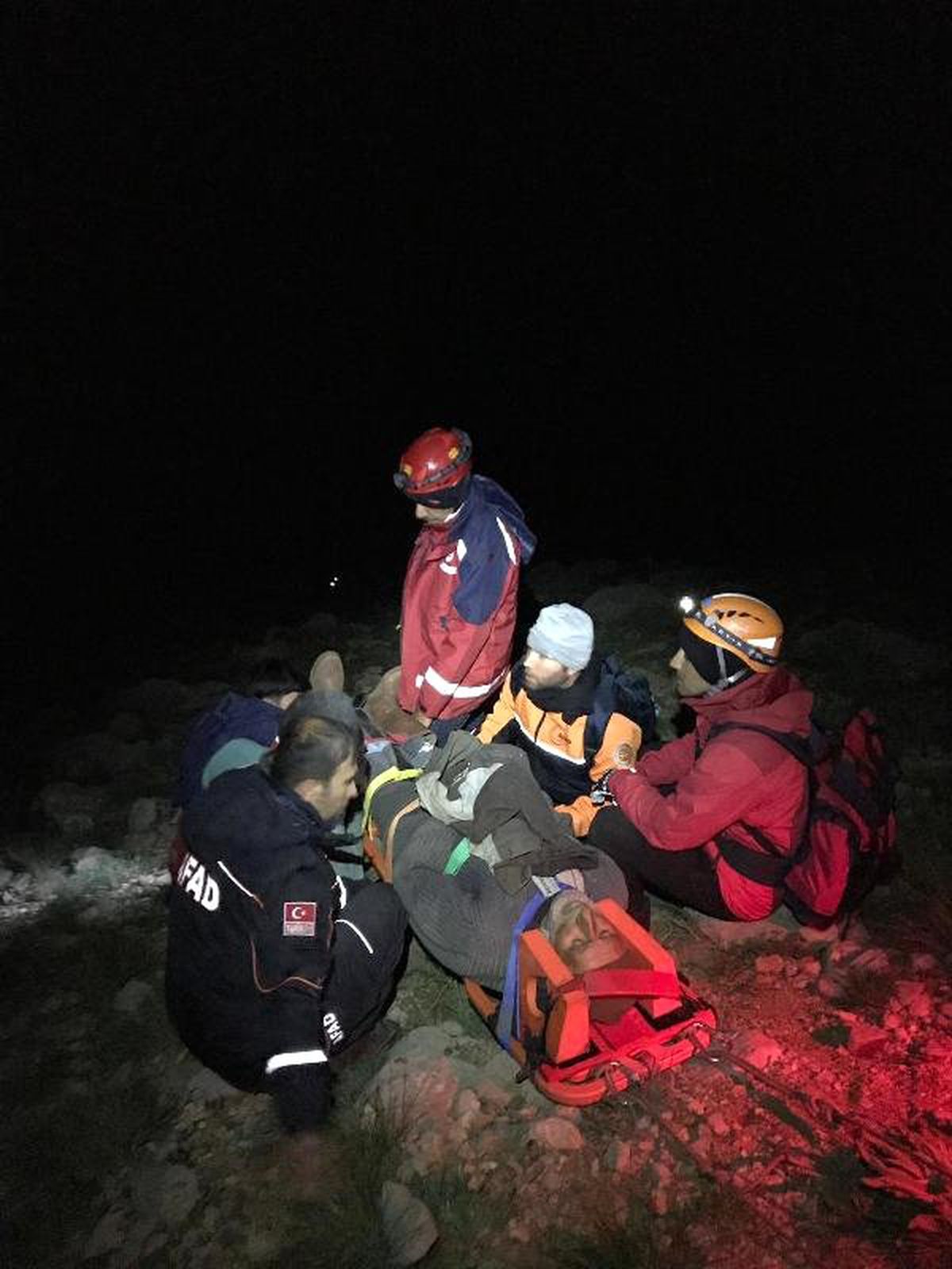 Mantar Toplarken Kayalıktan Düştü, 17 Saat Sonra Kurtarıldı - Yeniden