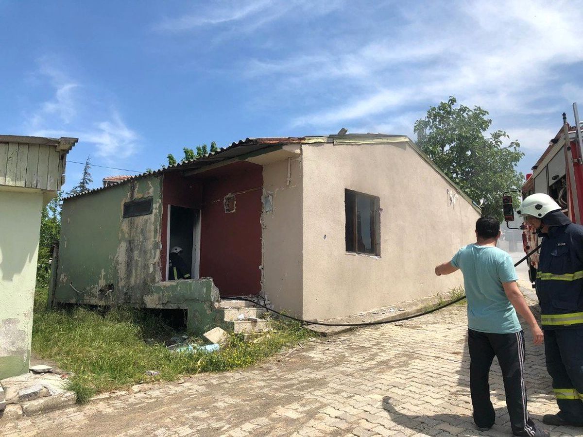 Metruk Bir Evde Çıkan Yangın İtfaiye Ekiplerince Söndürüldü