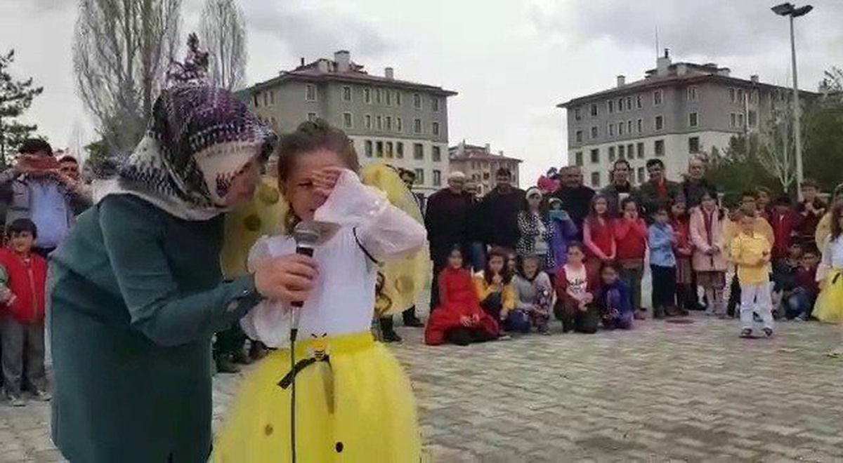 Minik Öğrenci İstiklal Marşı\'nı Okurken Heyecandan Hıçkırıklara Boğuldu