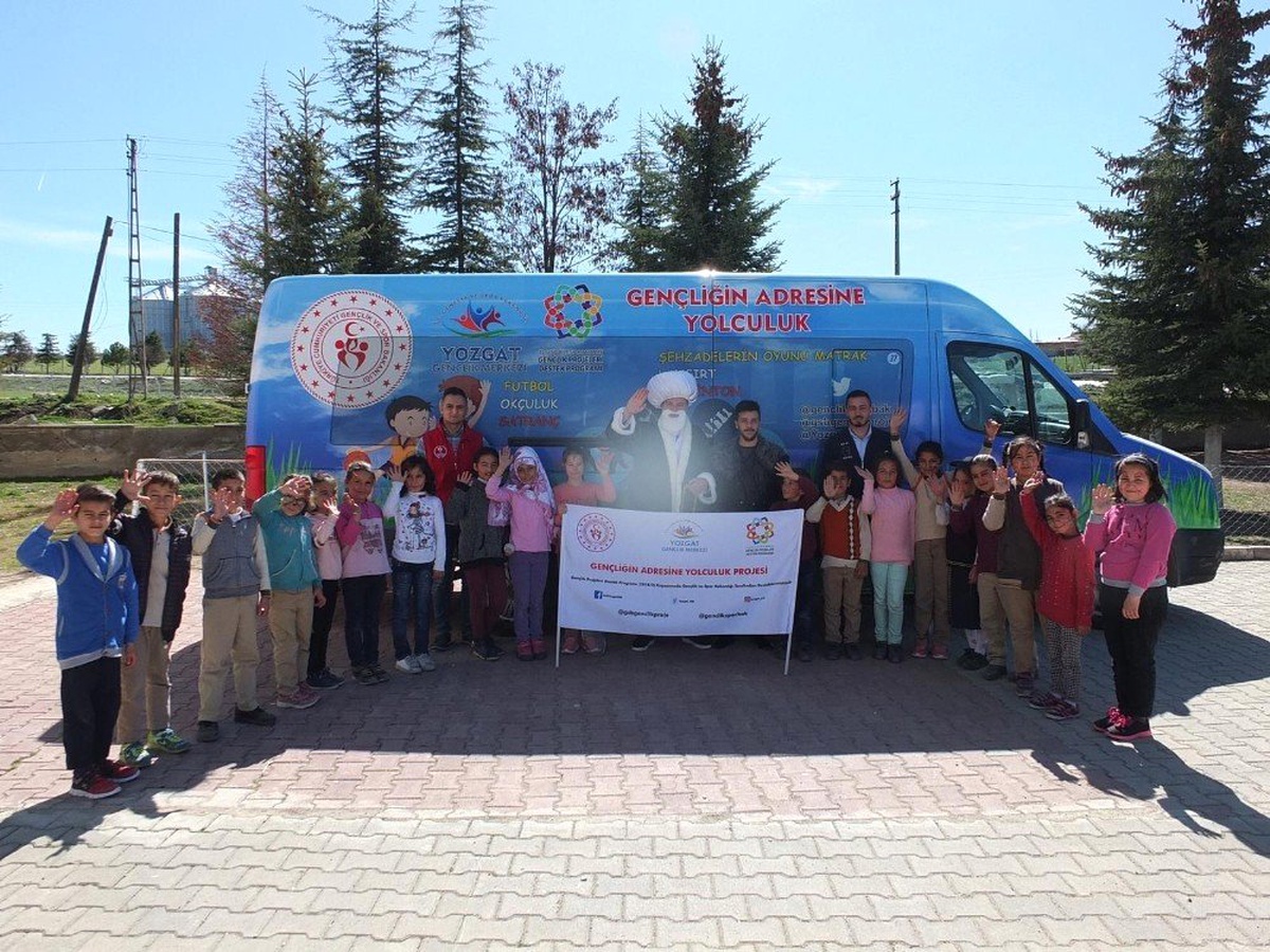 Mobil Gençlik Merkezi Köy Yollarında