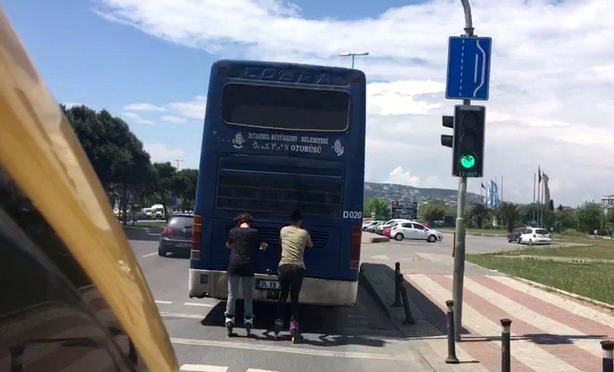 Otobüsün Arkasında Seyahat Edip Akrobatik Hareketler Yaptılar