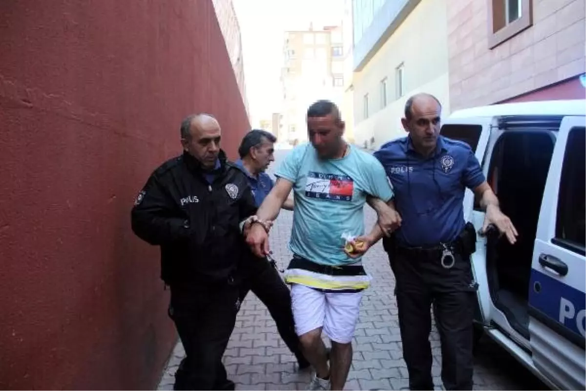 Polise Bıçak Çeken Saldırgan, Biber Gazıyla Etkisiz Hale Getirildi