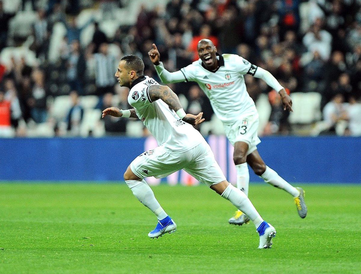 Quaresma ve Adriano 5 Maç Aradan Sonra 11\'de