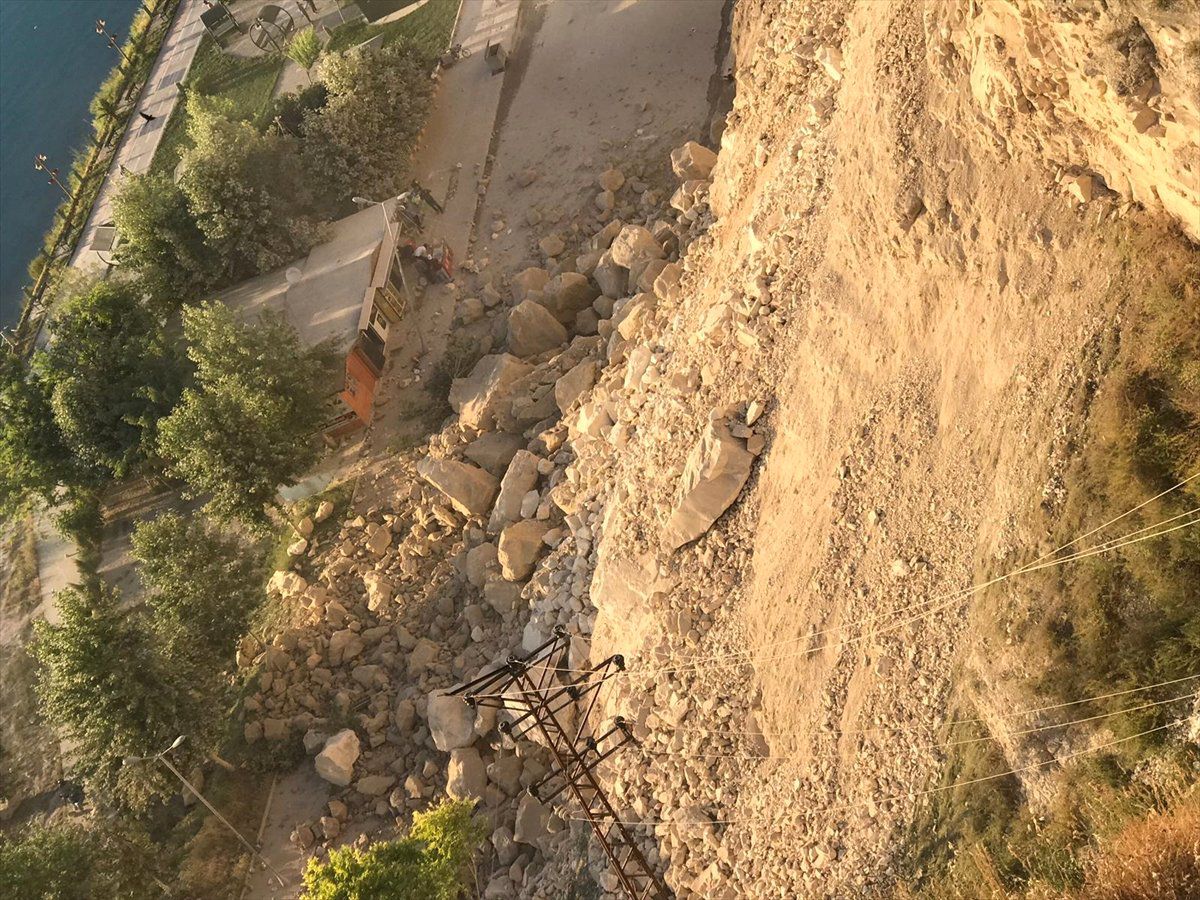 Şanlıurfa\'da Heyelan Yol Kapattı