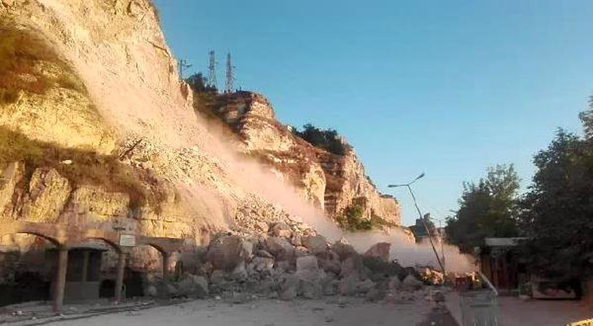Şanlıurfa\'da Tonlarca Kaya Yola Düştü, Heyelan Anı Cep Telefonu Kameralarına Yansıdı