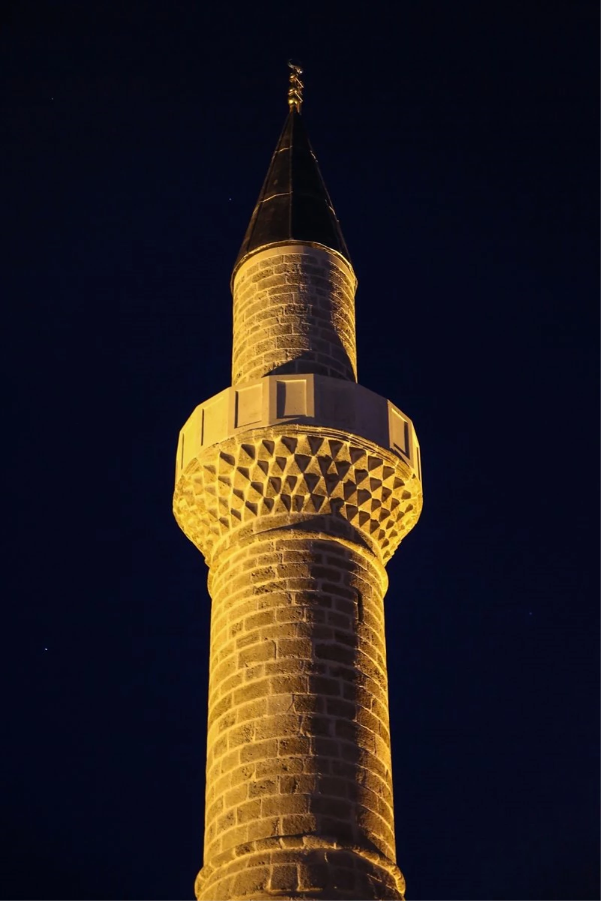 Şehzade Korkut Camisi\'nin Minaresi "Külahına" Kavuştu