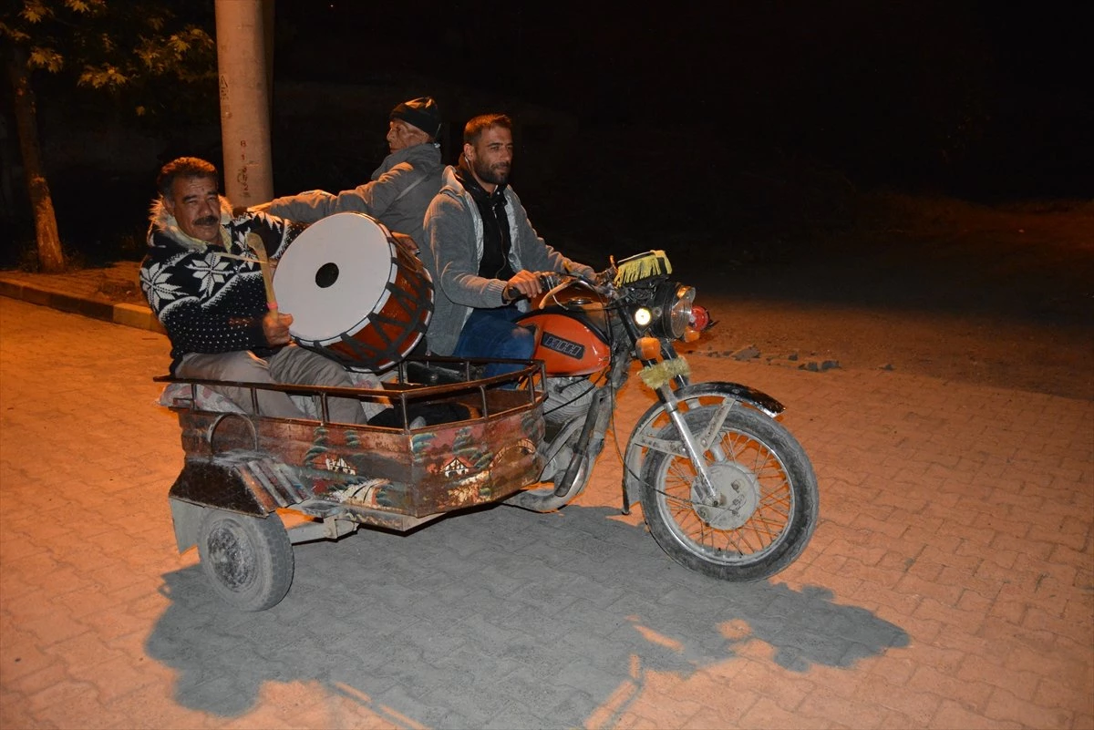 Sepetli Motosiklette Ramazan Davulu Çalıyorlar