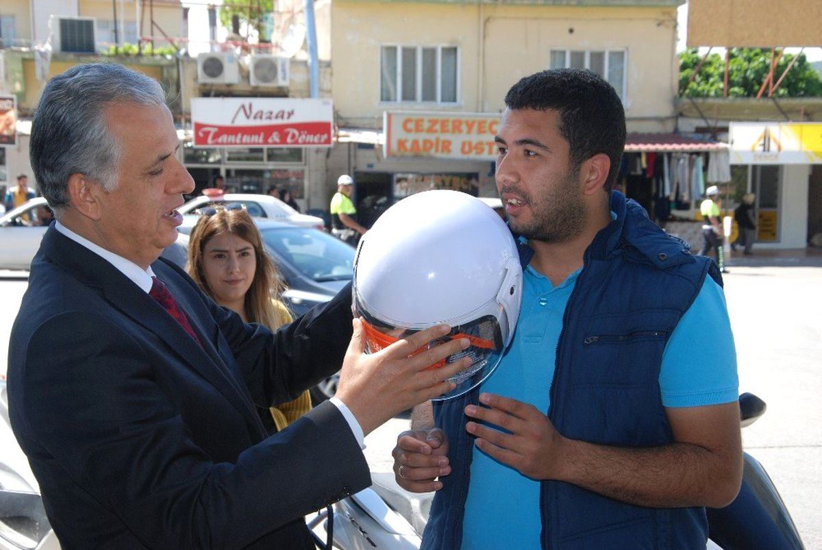 Silifke\'de Motosiklet Sürücülerine Kask Dağıtıldı