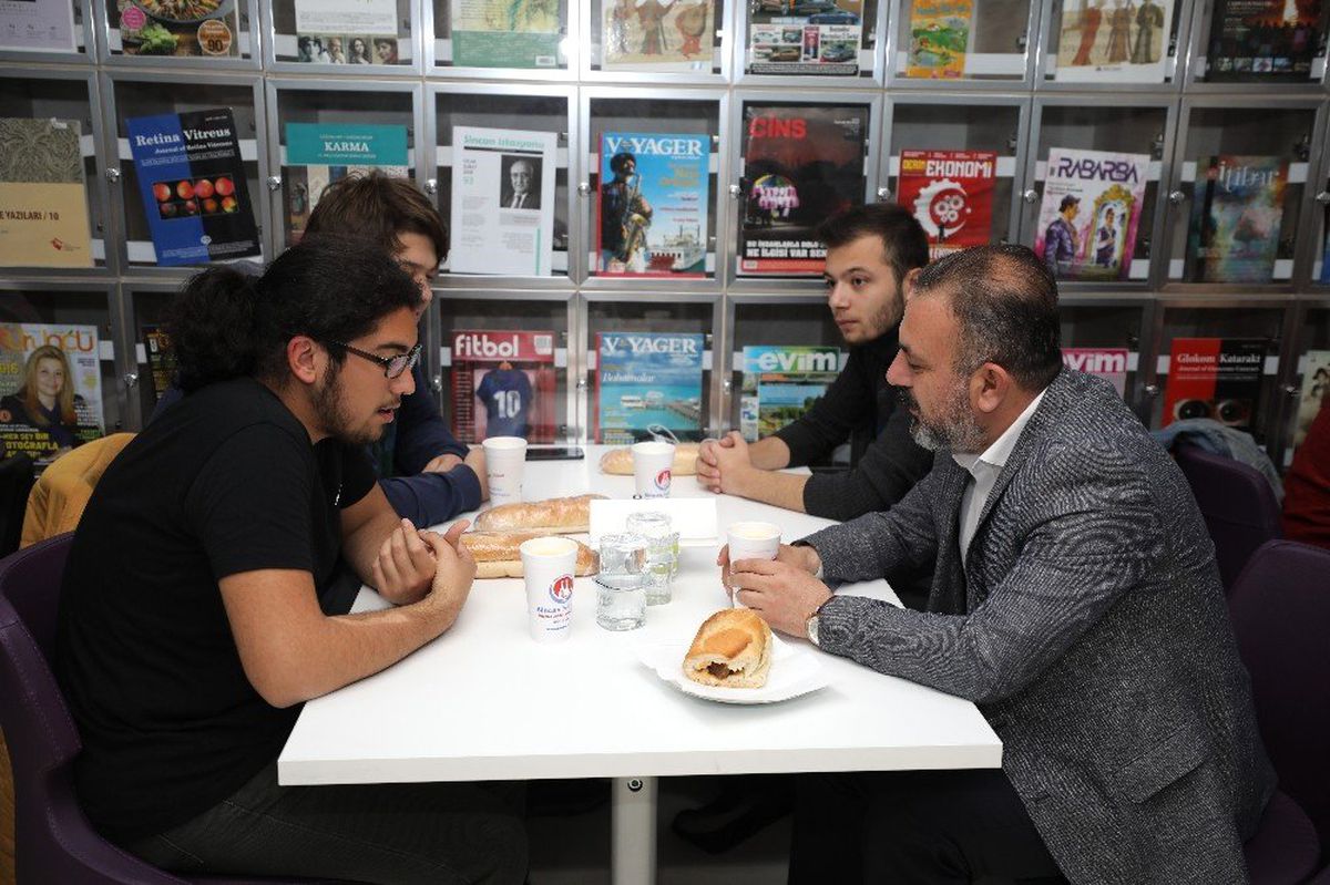 Sincan Belediye Başkanı Murat Ercan, Gençlerle İftar Yaptı