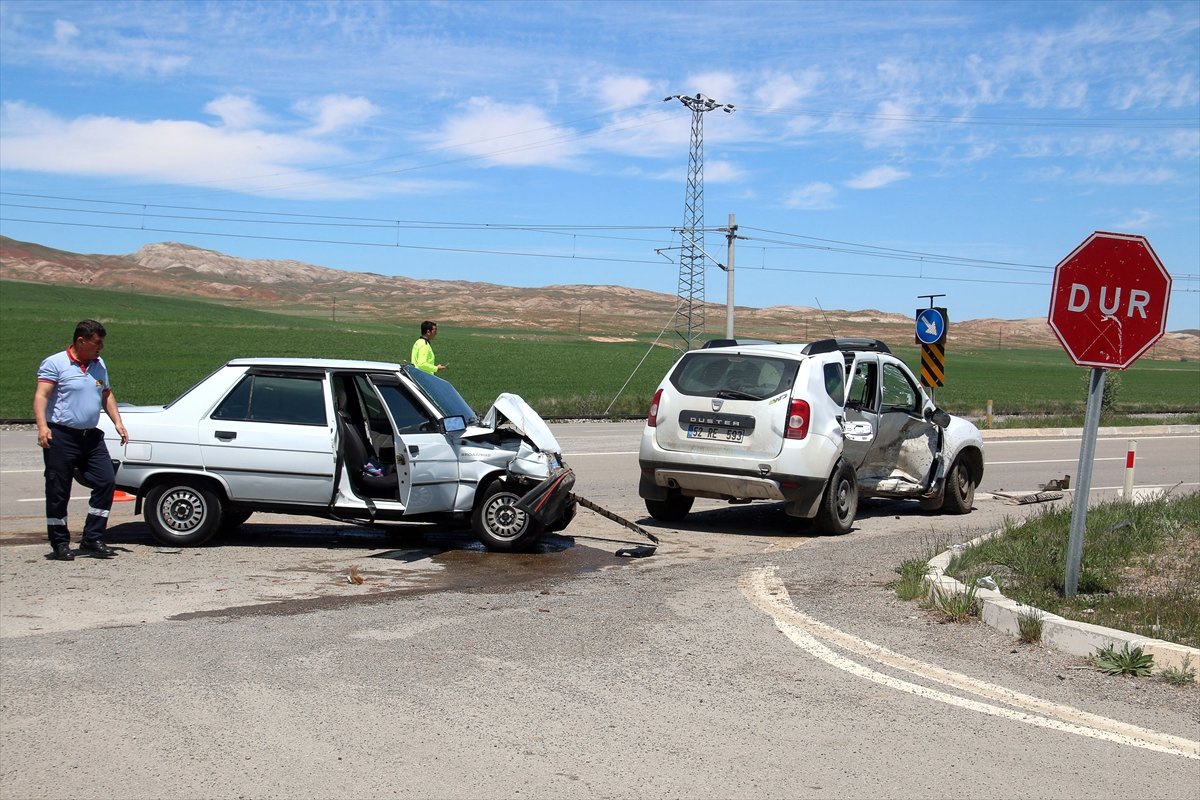 Sivas\'ta Cip ile Otomobil Çarpıştı: 4 Yaralı