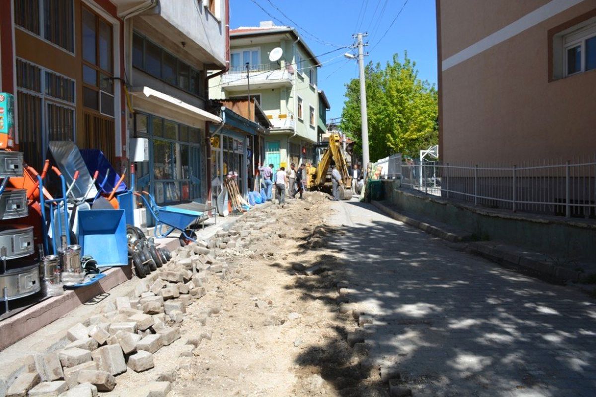 Şuhut\'ta Doğalgaz Altyapısı Sebebi ile Bozulan Yollard Onarılmaya Başladı
