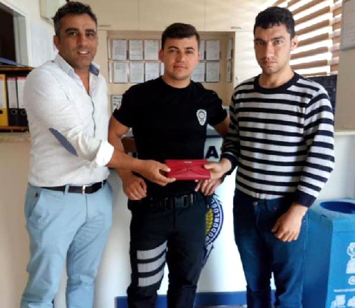 Temizlik İşçileri Buldukları Para Dolu Cüzdanı Polise Teslim Etti