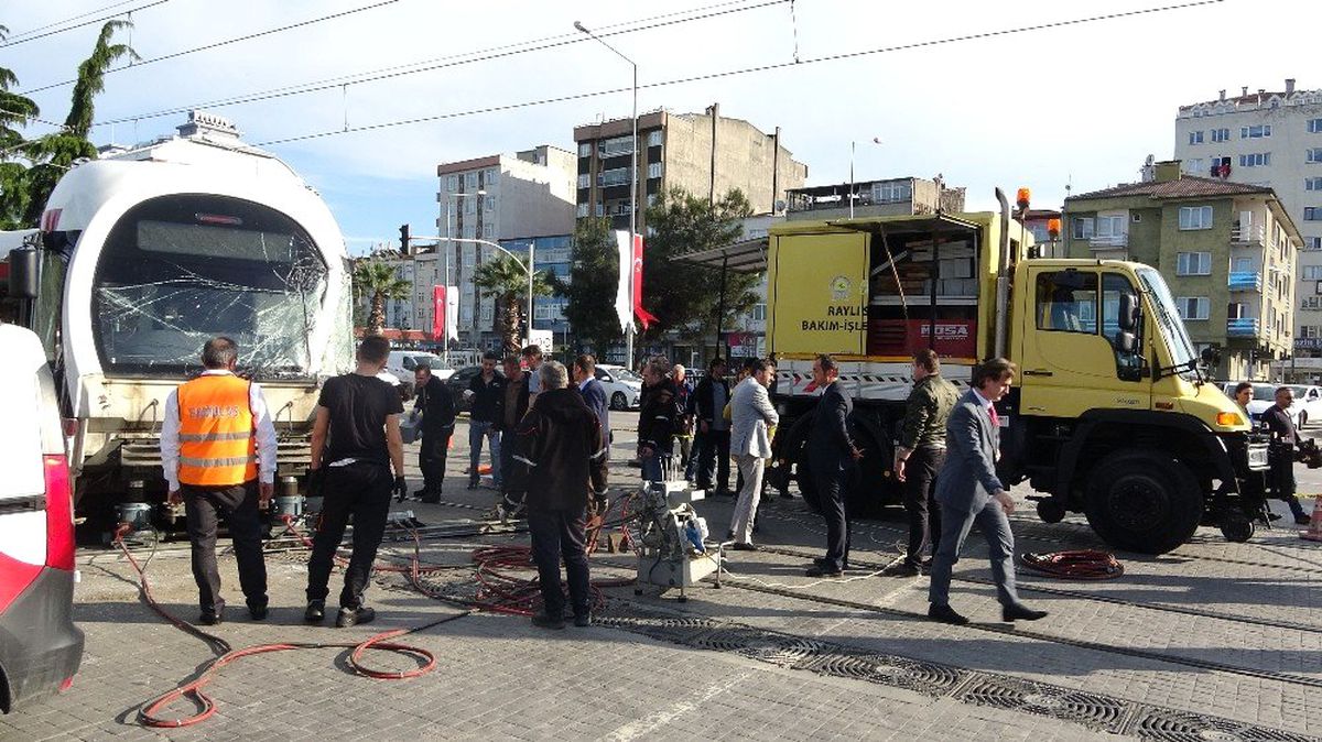 Tır ile Çarpışan Tramvay Raydan Çıktı