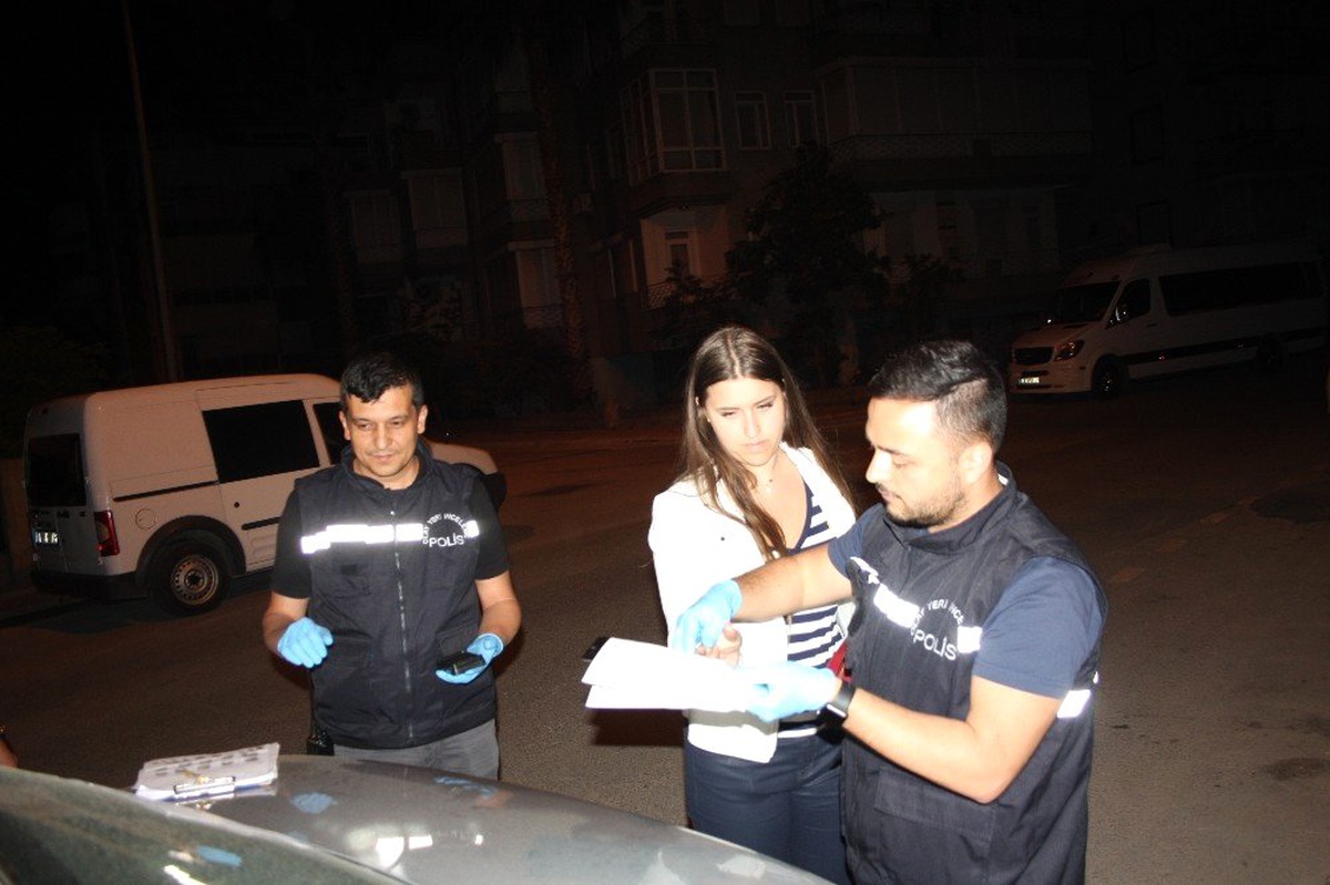 Turistlerin Hırsızlık Tezgahını Polis Bozdu