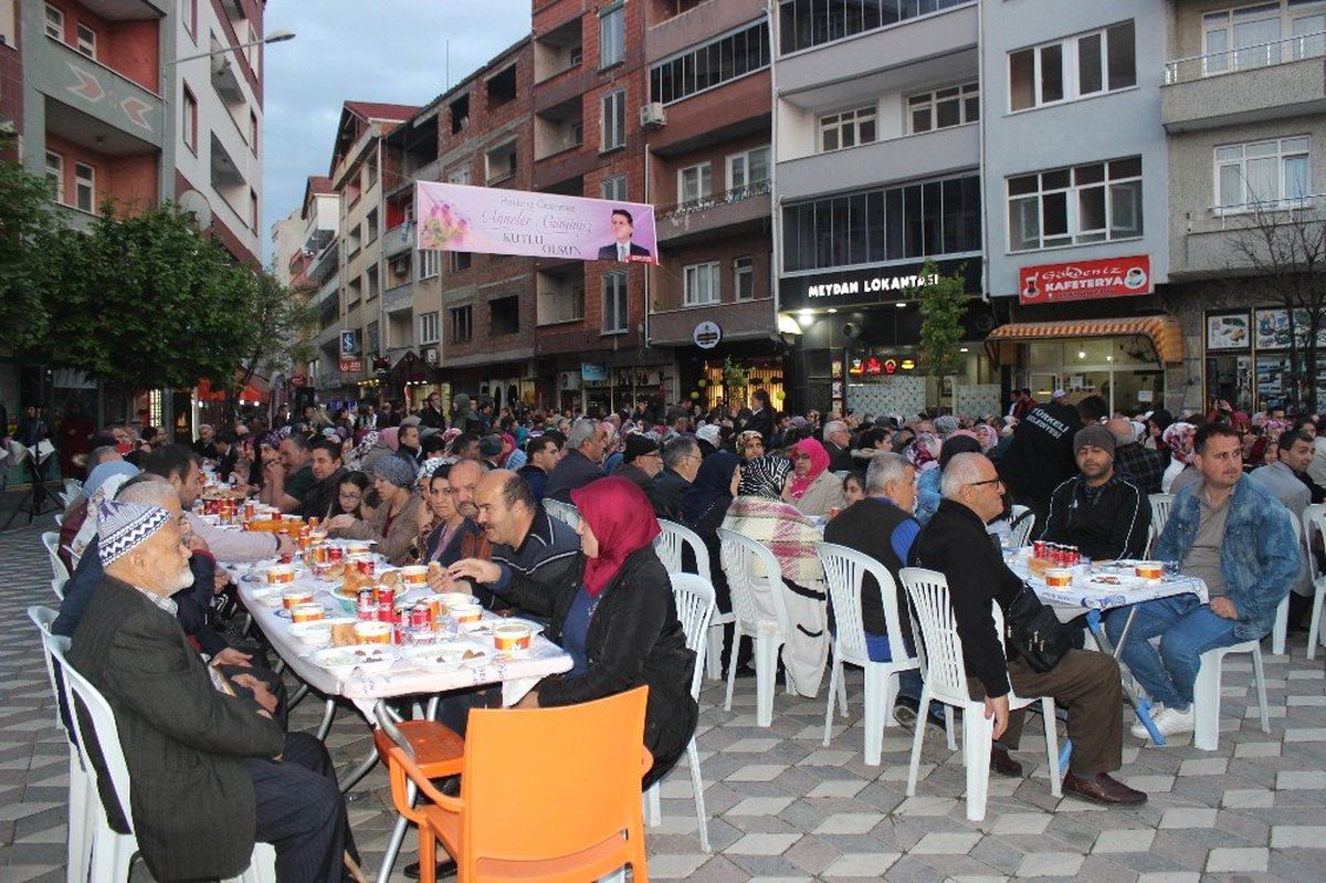 Türkeli\'de 2 Bin Kişilik İftar Sofrası