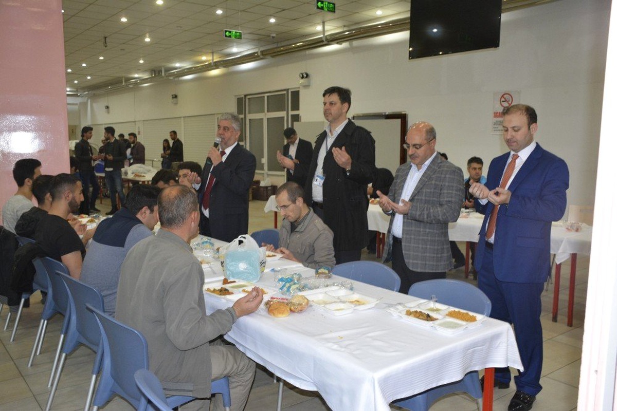 Türkiye Diyanet Vakfı Eskişehir Şubesi ve Gençlik Koordinatörlüğü\'nden İftar Yemeği