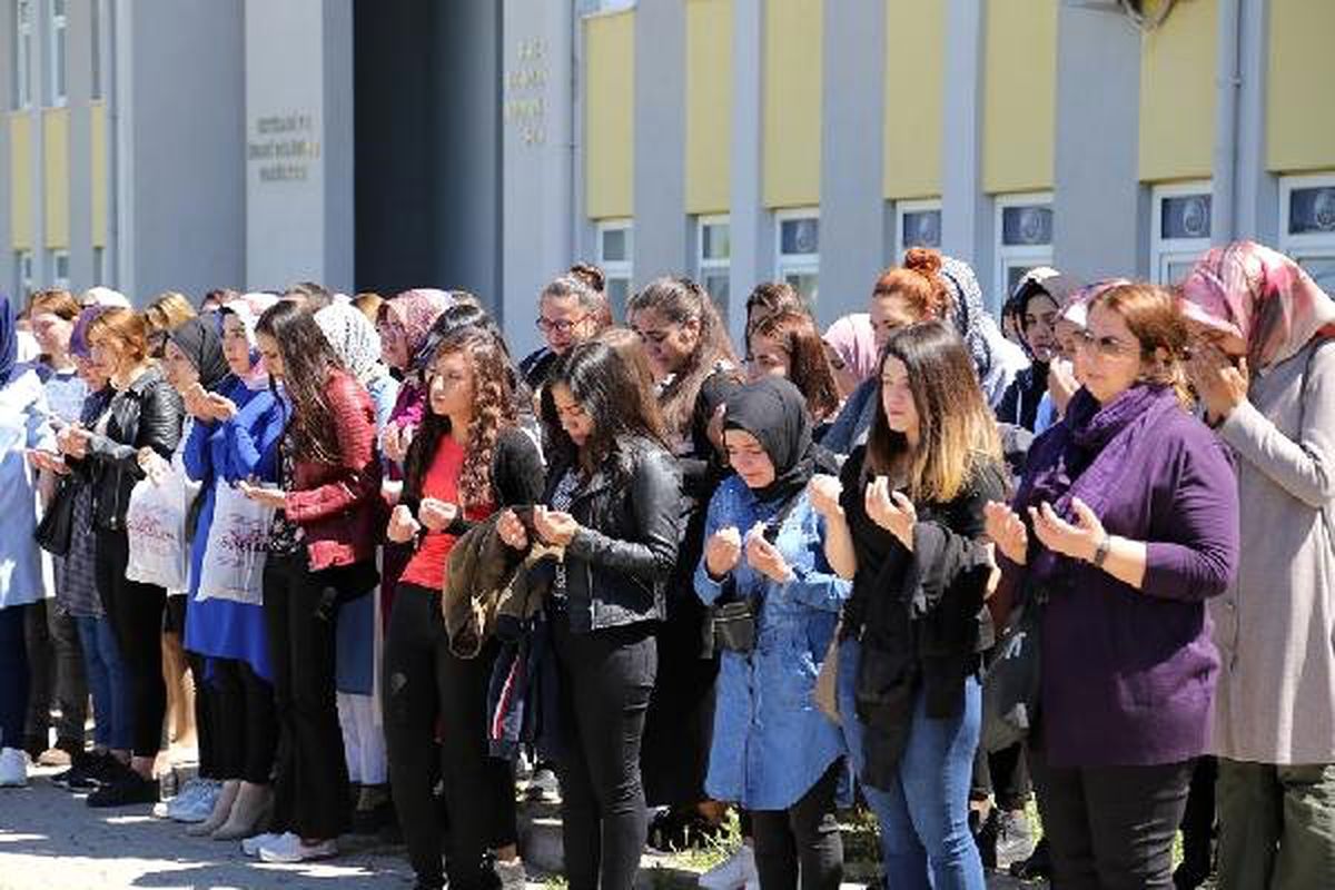 Üniversiteli Sevgi, Yolun Karşısına Geçemedi (2)