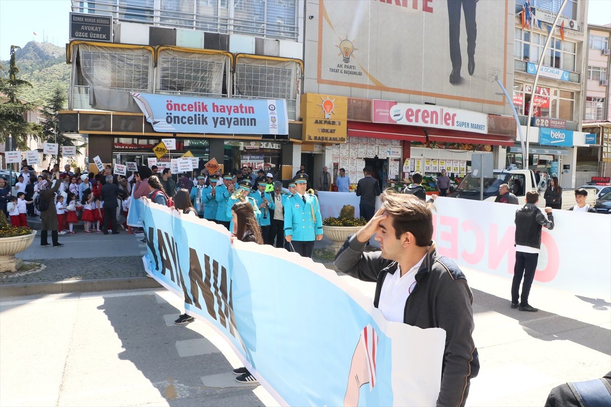 Yaya Geçidinden Bando Eşliğinde Geçtiler