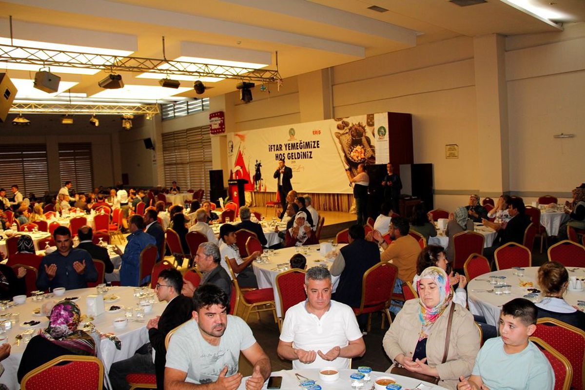 Yetim Çocukların Anneleriyle İftar Yemeğinde Buluştu