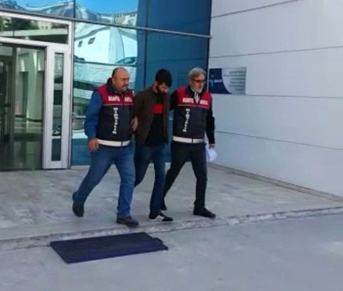 Yurt İnşaatına Giren Hırsız Cüzdanını Düşürünce Yakayı Ele Verdi