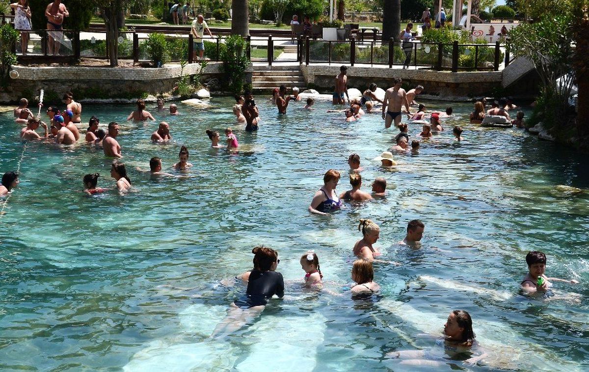 2 Bin 500 Yüzyıllık Antik Havuzda Günde 2 Bin Turist Tarihe Yüzüyor