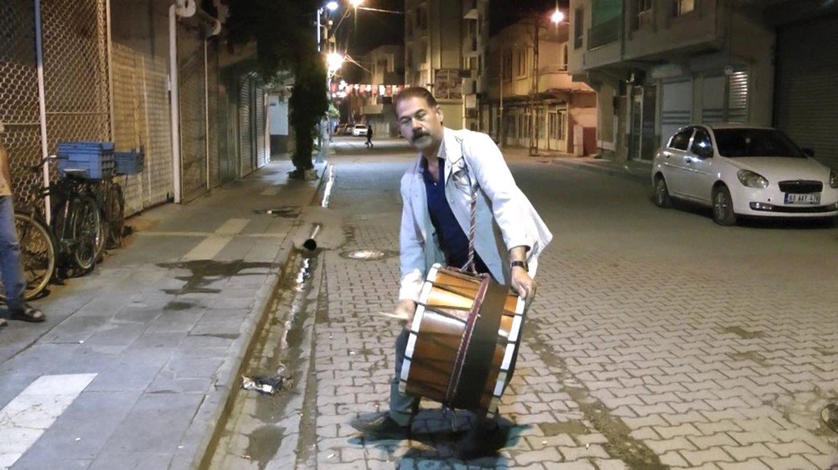 35 Yıldır İnsanları Manileriyle Sahura Uyandırıyor
