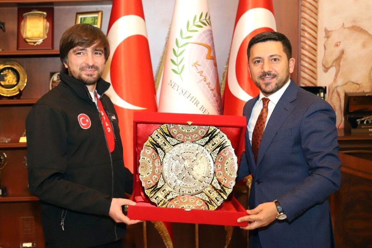 Afad Başkanı Güllüoğlu, Belediye Başkanı Arı\'yı Ziyaret Etti