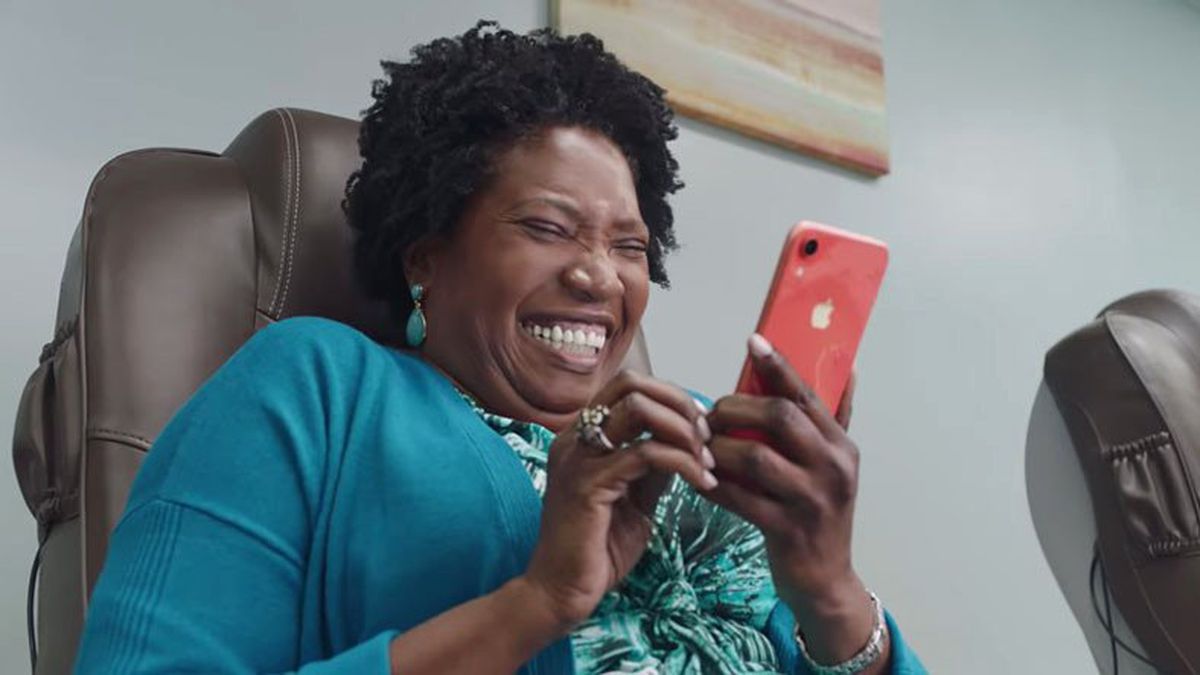 Apple, Gizlilik ve Uzun Batarya Süresi Temalı İki İphone Xr Reklamı Yayınladı