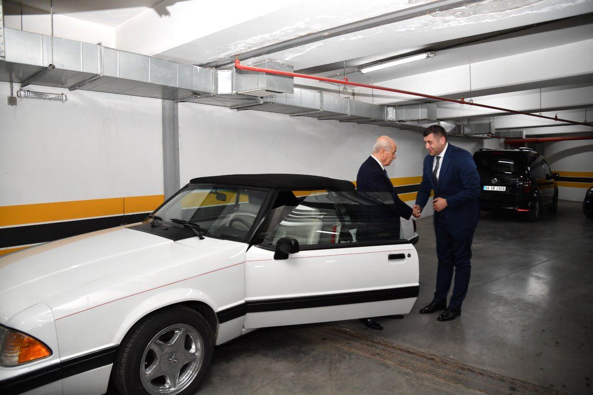 Bahçeli, Gözünden Sakındığı Klasik Otomobilini Hediye Etti