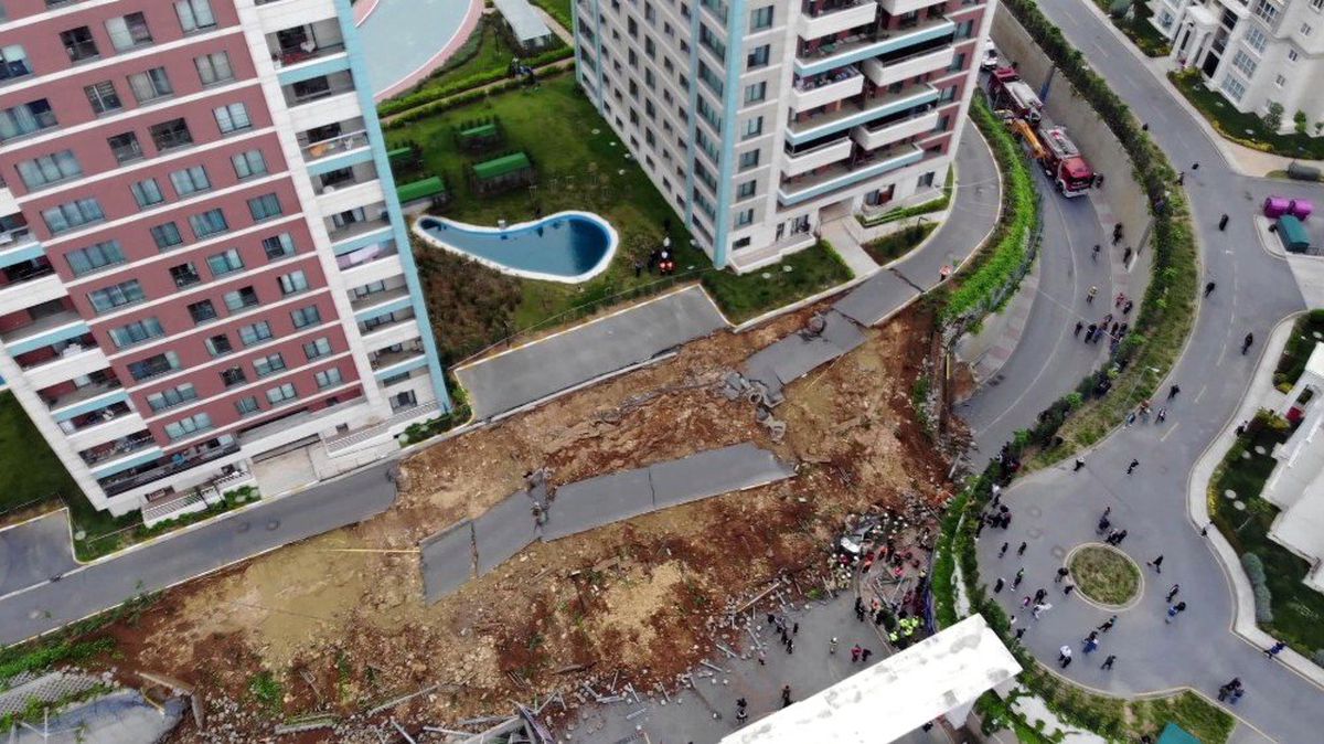 Başakşehir\'de Çöken İstinat Duvarı Havadan Görüntülendi