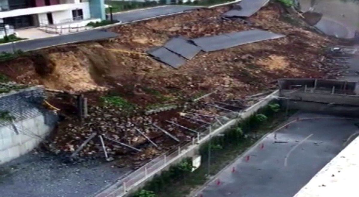 Başakşehir\'de Toprağın Kaymaya Anı Kameralara Yansıdı