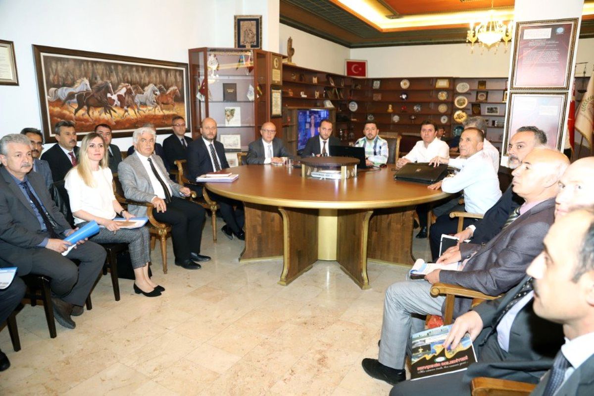 Belediye Başkanı Arı, Birim Müdürleri ile Projeleri Değerlendirdi