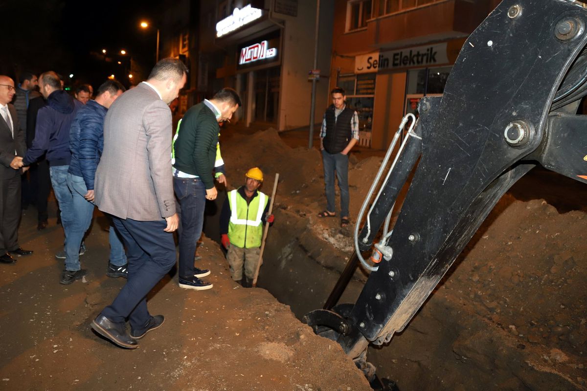 Belediye Başkanı Arı\'nın Gece Mesaisi