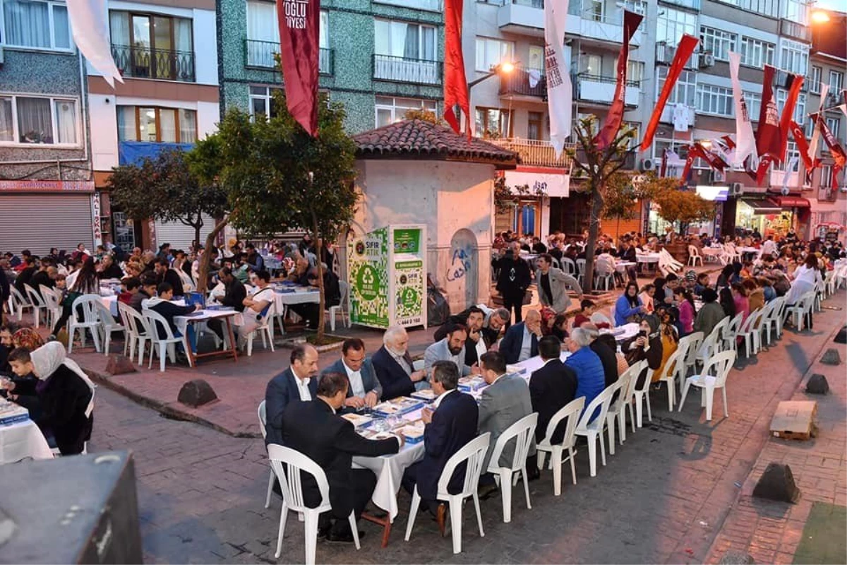 Beyoğlu\'nda Vatandaşlar Sokak İftarında Buluştu