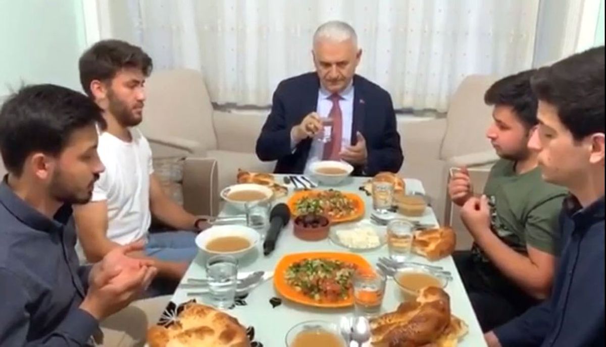 Binali Yıldırım Öğrencilerle Birlikte İftar Yaptı
